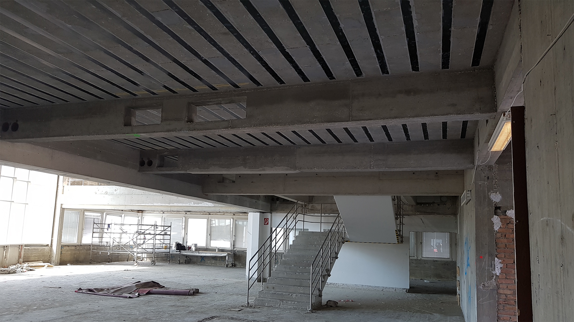 Verstärkungsarbeiten der Deckenfelder im Flachbau