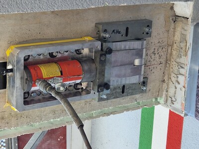 Ein Hydraulikzylinder bringt die CFK-Lamelle auf die vorgesehene Spannung.