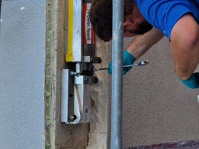 Die Distanzschrauben entlasten den Zylinder und halten die Spannung bis der Kleber ausgehärtet ist.