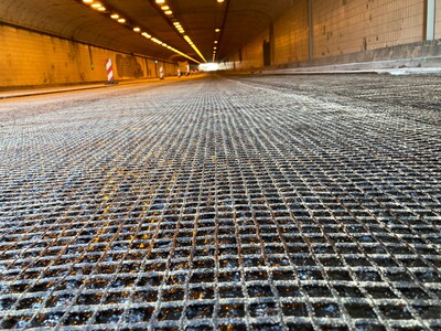 Asphaltbewehrung im Tunnel eingebaut