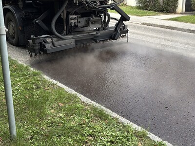 Als Haftvermittler für die Asphaltarmierung diente eine Bitumenemulsion mit 0,43kg/m² C 60 BP3-HB.