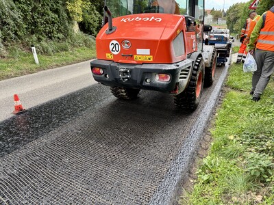 Das Asphaltgitter ist nach dem Verlegen befahrbar.