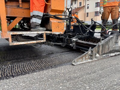 Wie gewohnt bauten die Strassenbauer die DDK / DSK mit einem Einbauzug ein.