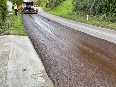 Zunächst wurde die eine Hälfte mit Asphalteinlage überdeckt.