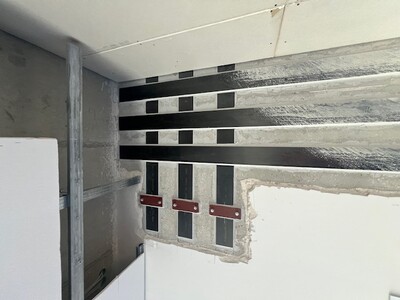 Endverankerte CFK-Lamellen horizontal im Sturzbereich; vertikal ohne Endverankerung