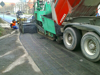 6. Einbau der folgenden Asphaltschicht (mind. 3,5 cm dick)